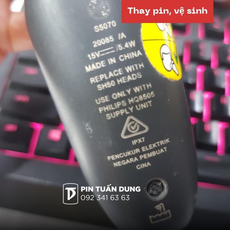 Thay pin vệ sinh lưỡi dao máy cạo râu Philips S5070