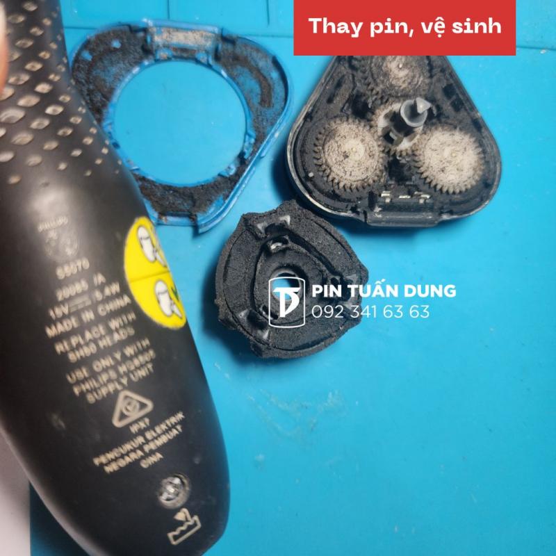 Thay pin vệ sinh lưỡi dao máy cạo râu Philips S5070